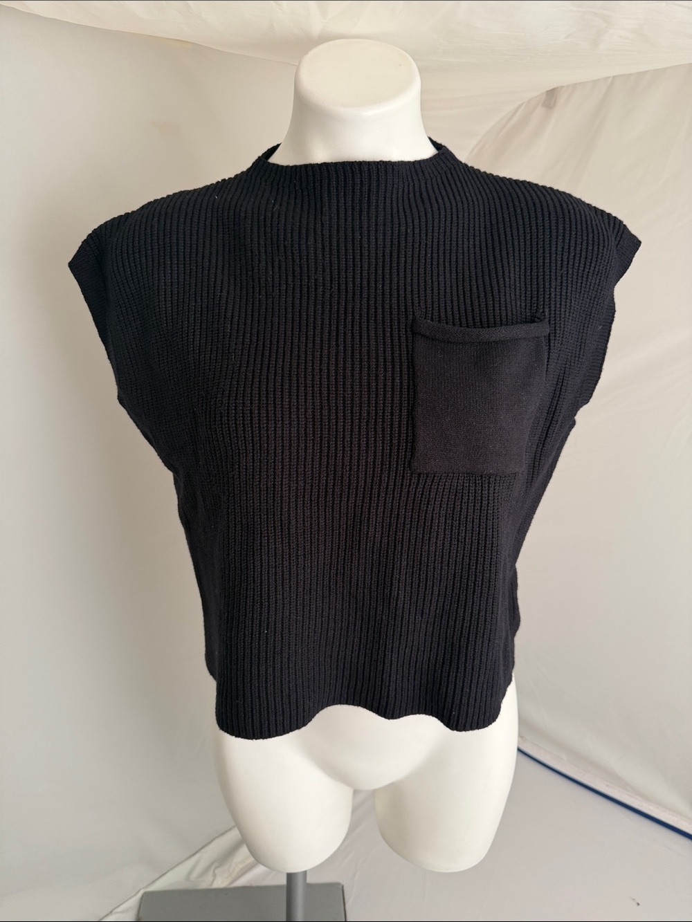 Black Ribbed Knit Sleeveless Sweater with Chest Pocket M